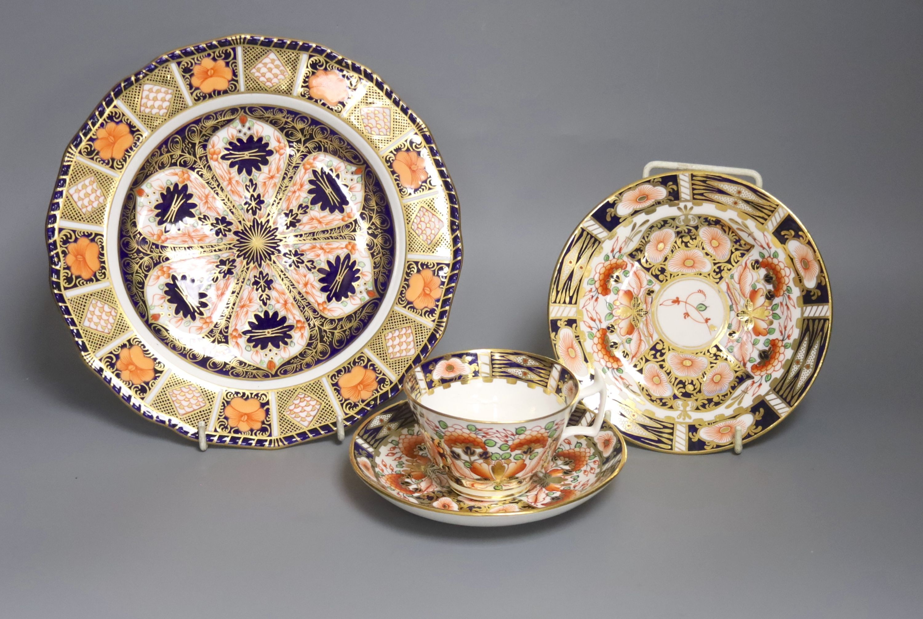 A Derby 1128 Imari pattern plate and Sampson Hancock Derby trio